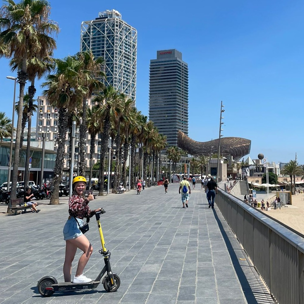 Barcelona Beach Tour with Happy Rental Bike